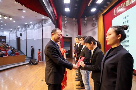 图片2 李伟凯副校长为获奖学生颁发荣誉证书
